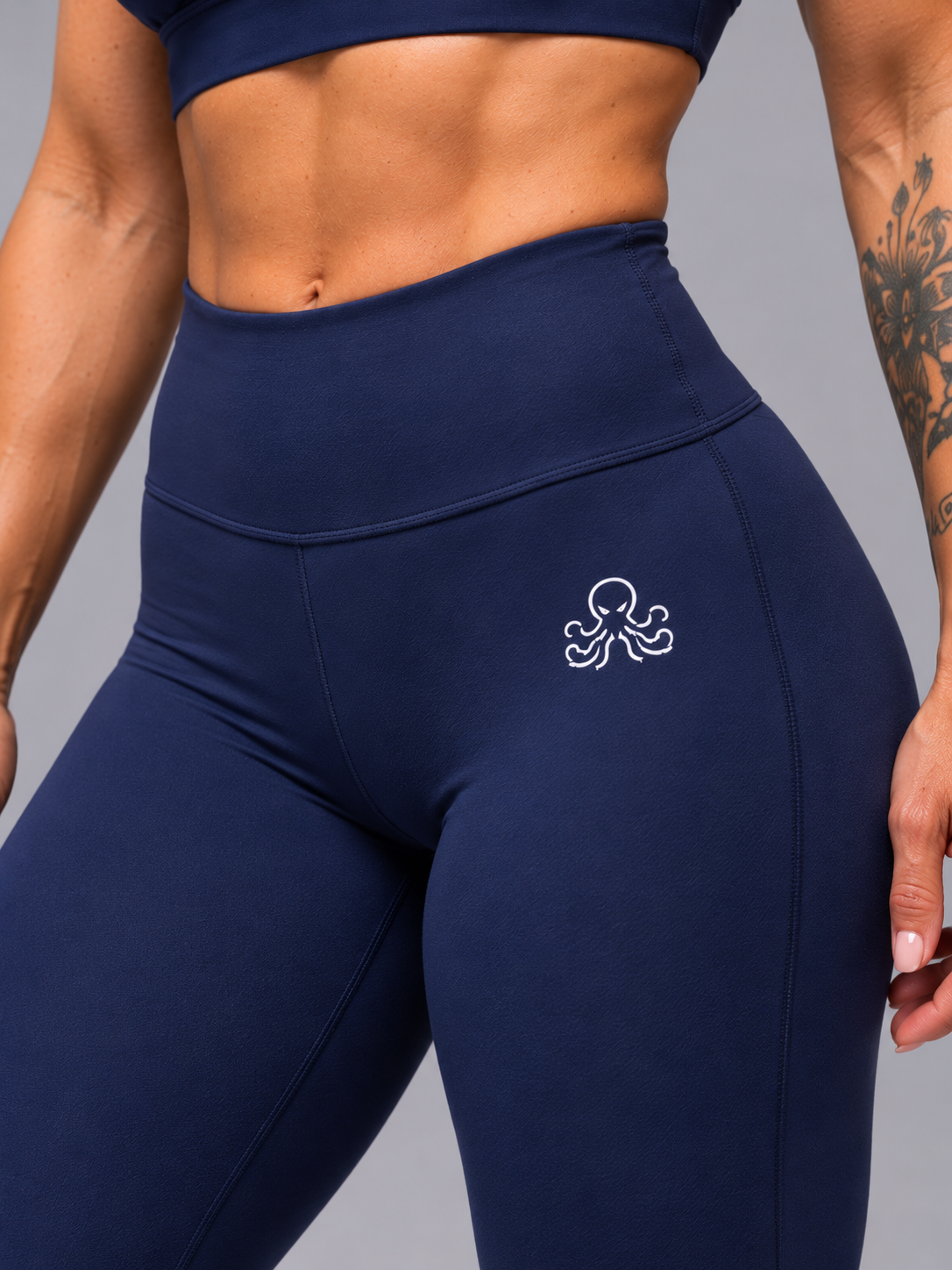 Legging taille haute SSS femme bleu marine – détail du petit logo pieuvre sur la hanche