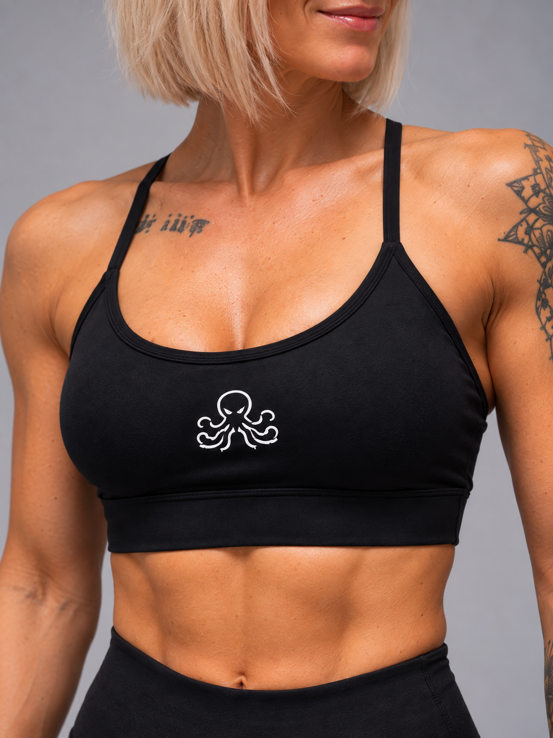 Brassière SSS Power femme noire – détail du petit logo pieuvre en flocage DTF