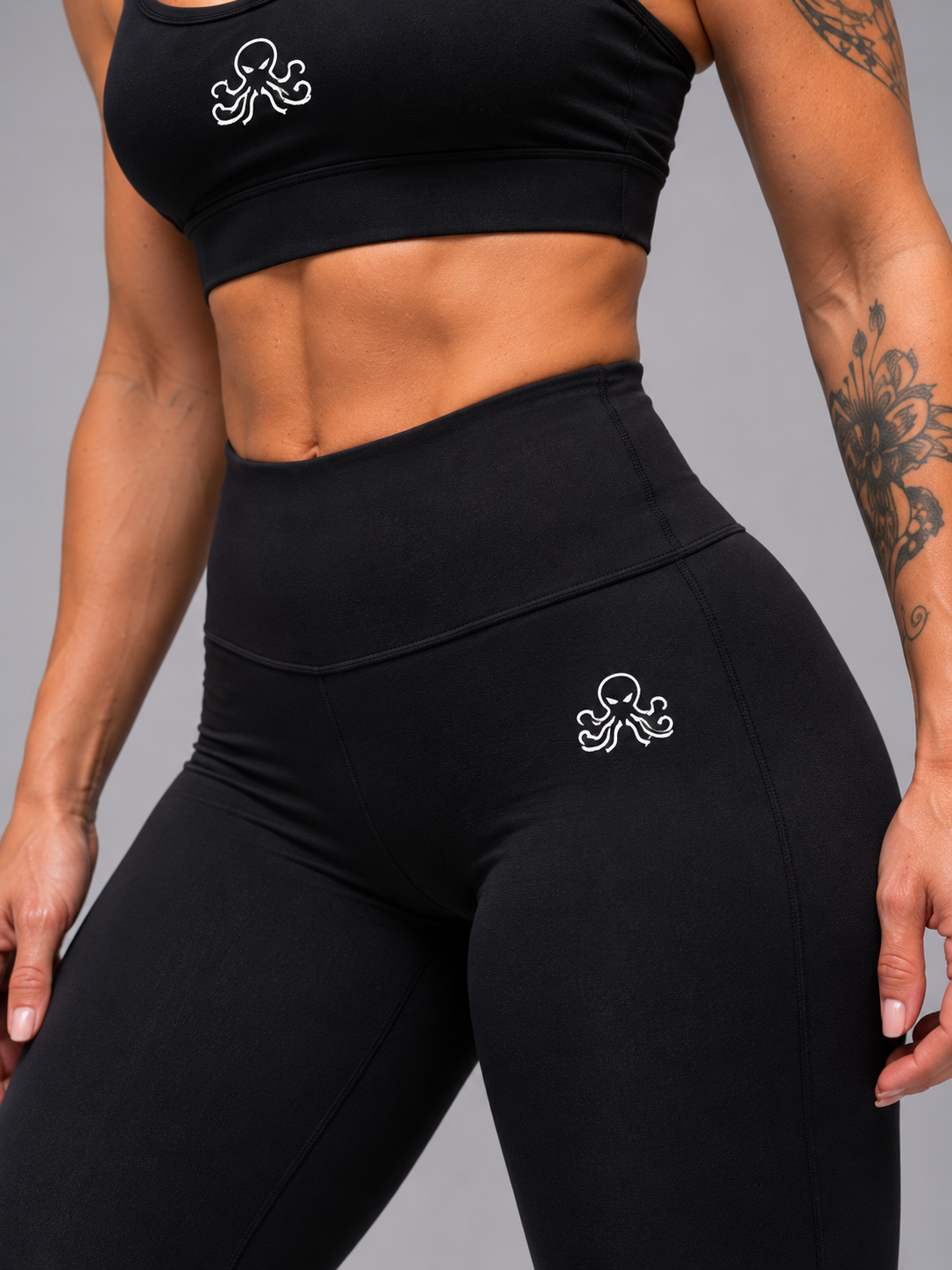 Legging taille haute SSS femme noir – détail du petit logo pieuvre sur la hanche