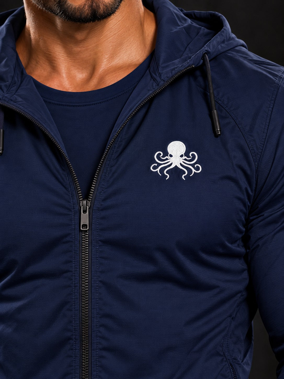 SSS Power Veste - Bleu Marine – détail du logo pieuvre brodé