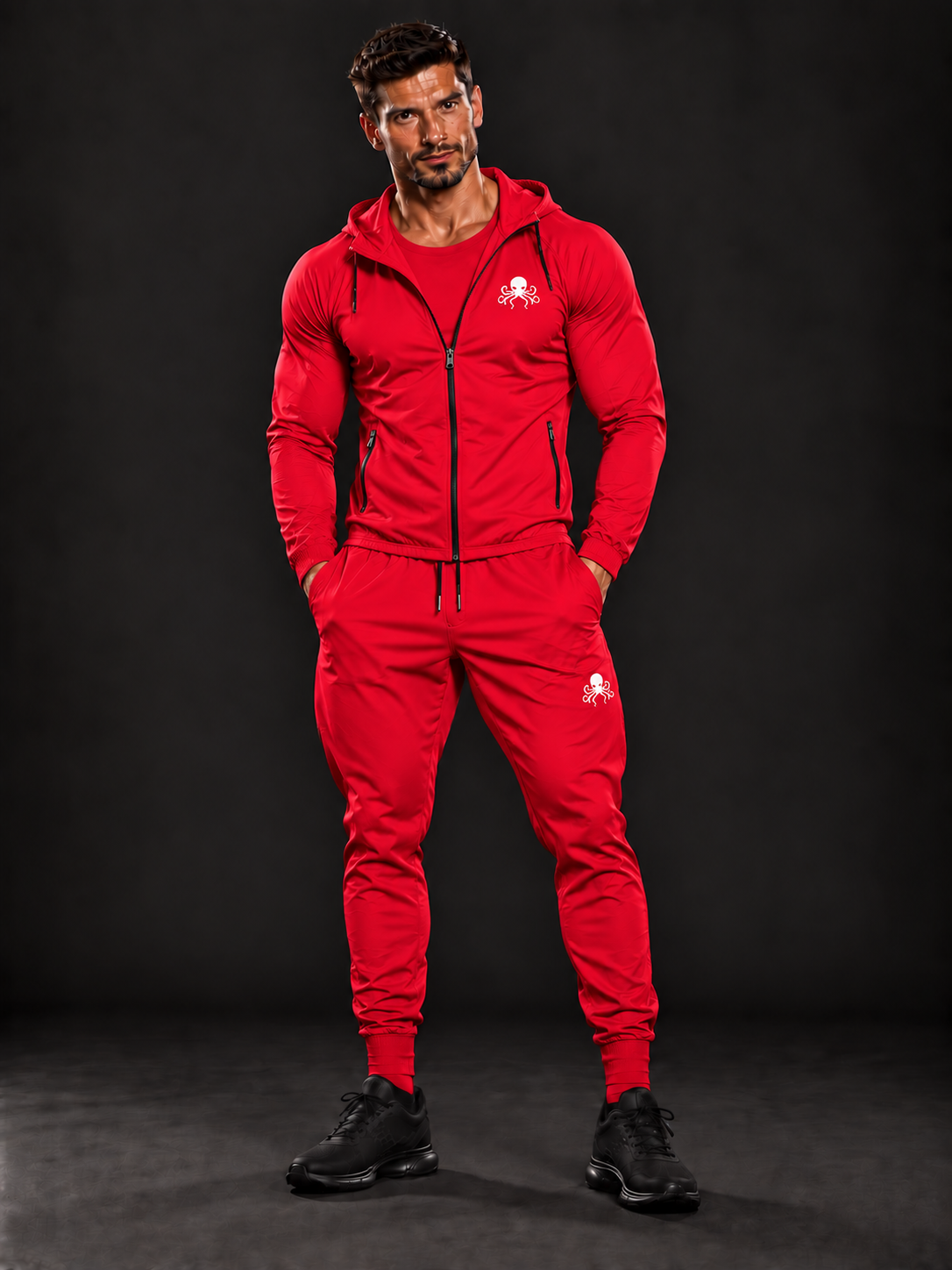 Veste zippée à capuche SSS Power homme rouge, portée avec t-shirt de compression et jogging assortis, vue de face